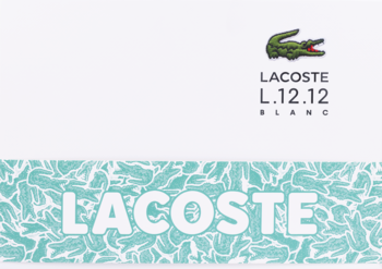 Grafika marki Lacoste L.12.12 Blanc: białe tło, zielony krokodyl, nazwa produktu, turkusowy pas z wzorem krokodyli.