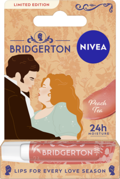 NIVEA Bridgerton Peach Tea pomadka do ust, beżowe opakowanie z postaciami i różową tubką, widok z przodu.