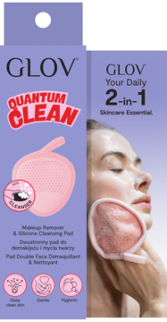 Dwustronny różowy pad GLOV Quantum Clean do demakijażu i mycia twarzy, z opakowaniem i kobietą używającą produktu.