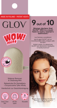 Beżowa, miękka rękawica GLOV WOW! mitt do demakijażu tylko wodą, na różowym tle. Modelka jej używa.
