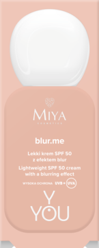 Miya blur.me Lekki krem SPF 50 z efektem blur w jasnoróżowej butelce z białym korkiem, frontalne ujęcie.