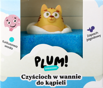 Front opakowania kuli kąpielowej Plum! Czyściochowo, z żółtym kotem w turkusowym musie, zapach jagody.