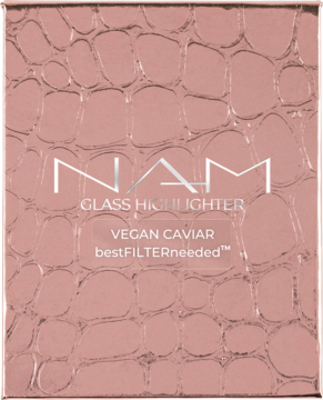 Frontalny widok różowego rozświetlacza NAM Glass Highlighter w prostokątnym opakowaniu o fakturze skóry krokodyla.