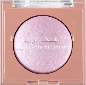 NAM Shimmer Blusher, rozświetlający róż w brzoskwiniowym kompakcie, liliowy odcień z połyskiem, widok z góry.