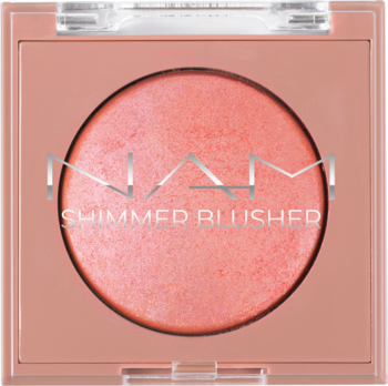 NAM Shimmer Blusher, koralowy róż rozświetlający w kwadratowym opakowaniu, widok z góry na błyszczącą teksturę.