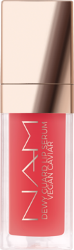 NAM Dewy Guard Lip Serum Vegan Caviar w przezroczystej butelce z koralową etykietą i różowo-złotą zakrętką, pionowo.