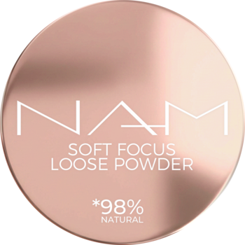 Okrągły, metaliczny puder matujący NAM Soft Focus Loose Powder w kolorze różowego złota, z białym logo.