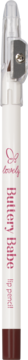 Kredka do ust z wbudowaną temperówką, biała obudowa, odcień śliwkowy, napis 'Bouncy & Fluffy Lip Pencil'.
