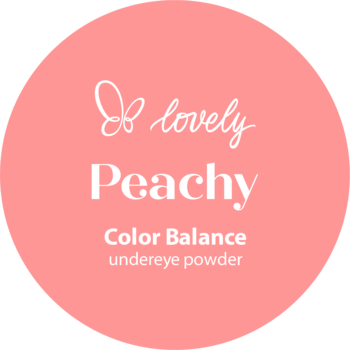 Okrągła, brzoskwiniowa etykieta pudru pod oczy Color Balance, z białymi napisami Peachy i motylem.