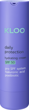 Fioletowa butelka KLOO kremu nawilżającego SPF 50, z przodu napisy 'daily protection' i 'hyaluronic acid'.