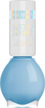 Lakier do paznokci Miss Sporty Pastel Garden w pastelowo-błękitnej butelce z białym korkiem i holograficznym napisem, widok z przodu.