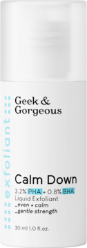 Biała butelka Geek & Gorgeous Calm Down z płynnym eksfoliantem 3.2% PHA + 0.8% BHA, widok z przodu.