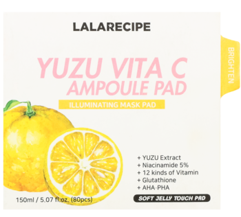 LALARECIPE Yuzu Vita C Ampoule Pad, rozjaśniające płatki do twarzy z witaminą C i yuzu, w białym pudełku z owocem.