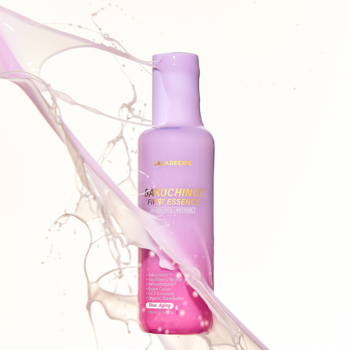 LaLa Recipe Bakuchinol First Essence, liliowo-różowa butelka z dynamicznym rozbryzgiem mleka na białym tle.