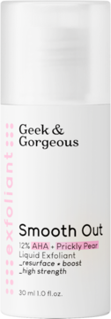 Biała butelka Geek & Gorgeous Smooth Out, 12% AHA + Prickly Pear płynny peeling, widok z przodu z różowym napisem.