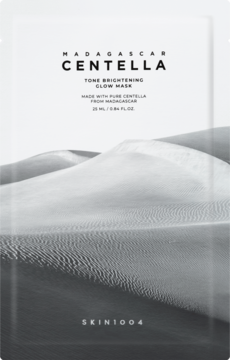 Madagascar Centella Tone Brightening Glow Mask, czarno-biała maska w płachcie SKIN1004 z wzorem pustynnych wydm.