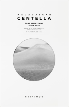 Skin1004 Madagascar Centella Tone Brightening Glow Mask, białe opakowanie z czarnym tekstem i zdjęciem wydm.