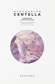 SKIN1004 Madagascar Centella Poremizing Clarifying Mask, biała saszetka z fioletowym abstrakcyjnym okręgiem, widok z przodu.