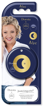 Granatowy odświeżacz samochodowy Dorota & Aromma Noc, w kształcie zawieszki, ze złotym księżycem i zdjęciem Doroty.