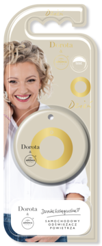 Samochodowy odświeżacz Dorota, beżowy z złotym okręgiem, z wizerunkiem uśmiechniętej kobiety, w opakowaniu wiszącym.