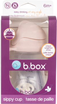 Bidon b.box sippy cup 6m+ z unikalną obciążoną słomką, w różowo-fioletowym opakowaniu z przezroczystym frontem.