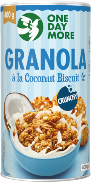 Granola One Day More Coconut Biscuit 400g w niebieskiej puszce, miska z chrupiącą granolą, mlekiem i kokosem.