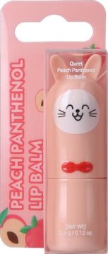 Quret Peach Panthenol Lip Balm w różowym opakowaniu w kształcie królika, stojący w blistrze obok różowej karty produktu.