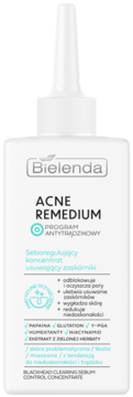 Bielenda Acne Remedium, biała butelka koncentratu na zaskórniki z aplikatorem. Widok z przodu, czarno-tealowy tekst.