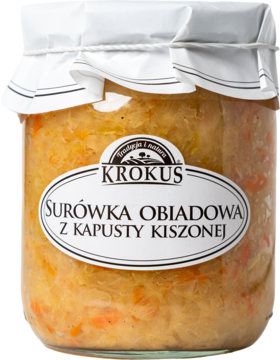 Szklany słoik Krokus z tradycyjną surówką obiadową z kiszonej kapusty i marchewki, widok z przodu. Gotowa do jedzenia.