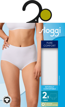 Białe majtki Sloggi Pure Comfort Maxi z wysokim stanem na modelce, obok opakowanie. Widoczny napis Pure Comfort, na wieszaku.