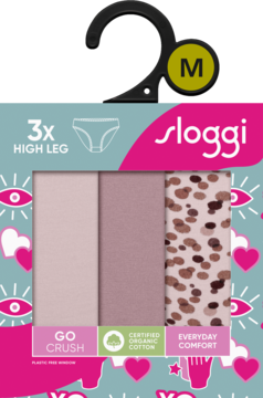 Zestaw 3 majtek Sloggi High Leg z organicznej bawełny: 2 różowe, 1 leopard. Opakowanie na wieszaku, widok z przodu.