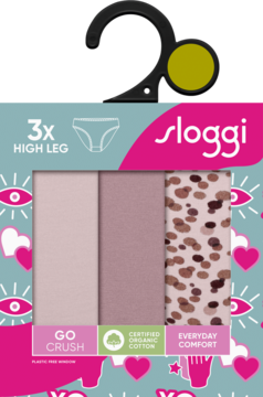 3-pak majtek Sloggi Go Crush High Leg z organicznej bawełny, różowe, beżowe i panterka, na wieszaku.