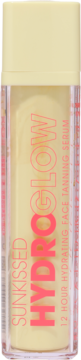 Sunkissed Hydroglow 12H Hydrating Face Tanning Serum w przezroczystej butelce z kremowym płynem, napisy róż/pomarańcz.