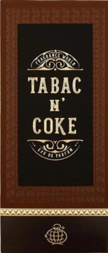 Pionowe brązowe opakowanie perfum Fragrance World Tabac N' Coke Eau de Parfum ze złotymi napisami i zdobieniami.