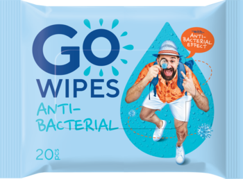 GO WIPES Anti-bacterial chusteczki w jasnoniebieskiej paczce, z logo i podróżnym mężczyzną z lupą i czapką.