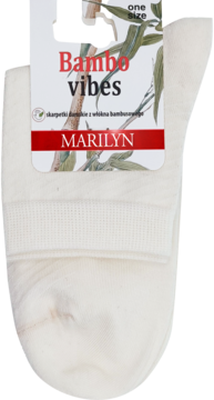 Jasnobeżowe skarpetki damskie Marilyn Bambo Vibes z włókna bambusowego, złożone z etykietą, widok z przodu.