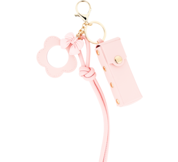 Eloy brelok wzór2: różowy brelok z małą klapką, złotym zapięciem, węzłem i nitami, widok z boku.