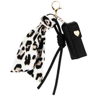 Eloy brelok wzór3: złotawy karabińczyk, wstążka w panterkę i czarna saszetka z sercem, widok z boku.