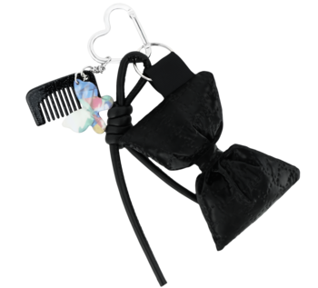 Eloy brelok: czarny dozownik na worki na psie odchody z białym sercem i kolorowymi workami, widok z boku.