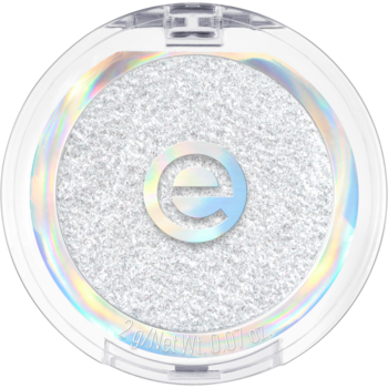 Otwarty, okrągły rozświetlacz Essence, biały shimmery puder z opalizującą ramką i logo 'e'.