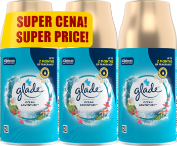 Trzy niebieskie wkłady Glade Ocean Adventure, odświeżacz powietrza, z złotymi nakrętkami i żółtą naklejką 'Super Cena!'