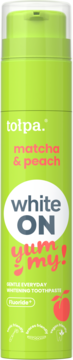 Tolpa matcha & peach wybielająca pasta do zębów z fluoridem w zielonej butelce z pompką, widok z przodu.