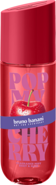 Czerwona mgiełka Bruno Banani Pop My Cherry do ciała i włosów, butelka z wiśnią i fioletową etykietą.