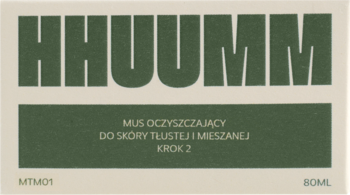 HHUUMM Mus oczyszczający do skóry tłustej i mieszanej, krok 2. Zbliżenie na beżowo-zieloną etykietę 80ml.