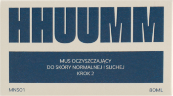 Frontalna etykieta Hhuumm Mus oczyszczający, Krok 2, do skóry normalnej i suchej, niebieski napis 80ml.