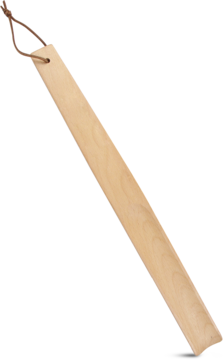 Drewniana łyżka do butów z jasnego drewna, gładka, z brązową skórzaną pętlą do zawieszania, widok ukośny.