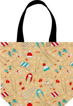 ELOY torba PP ZIMA 0126. Zimowy wzór z nartami, sankami, czapkami i rękawiczkami na beżowym tle. Bliskie ujęcie.