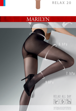 Czarne rajstopy Marilyn Relax 20 den na modelu, elastyczne ze stopniowanym uciskiem i korygującą częścią majtkową.