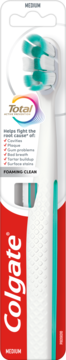 Colgate Total Foaming Clean średnia szczoteczka manualna, widok z przodu w blistrze, biało-turkusowa.