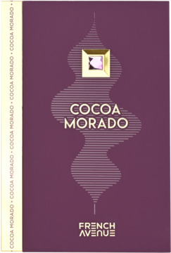 Opakowanie czekolady Cocoa Morado French Avenue, fioletowe, ze złotymi napisami, ozdobnymi falami i różowym kryształkiem.